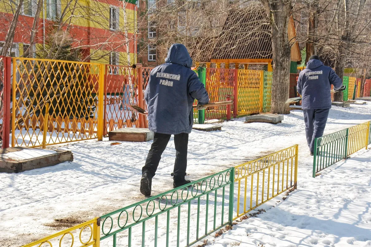 В Красноярске мобильная бригада Ленинского района убрала 7,5 тысячи незаконных рекламных объявлений