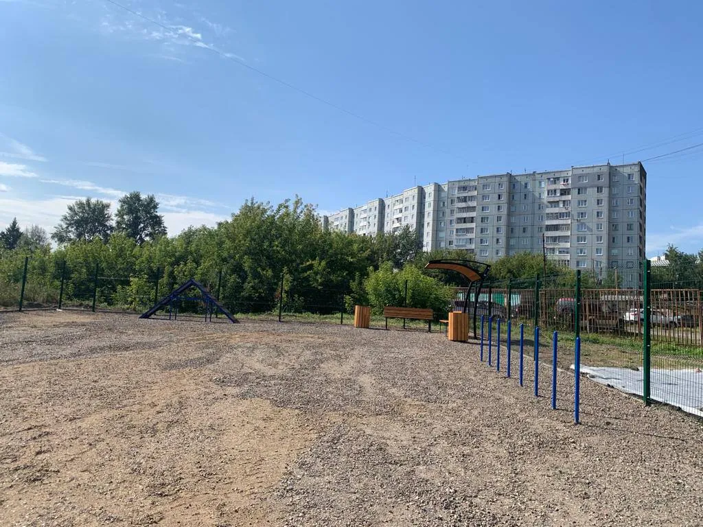 В Красноярске сделали новую площадку для выгула собак на Сергея Лазо