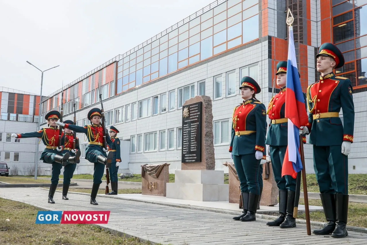 В Красноярске открыли мемориальную композицию «Ушедшим на фронт работникам завода «Судоверфь»