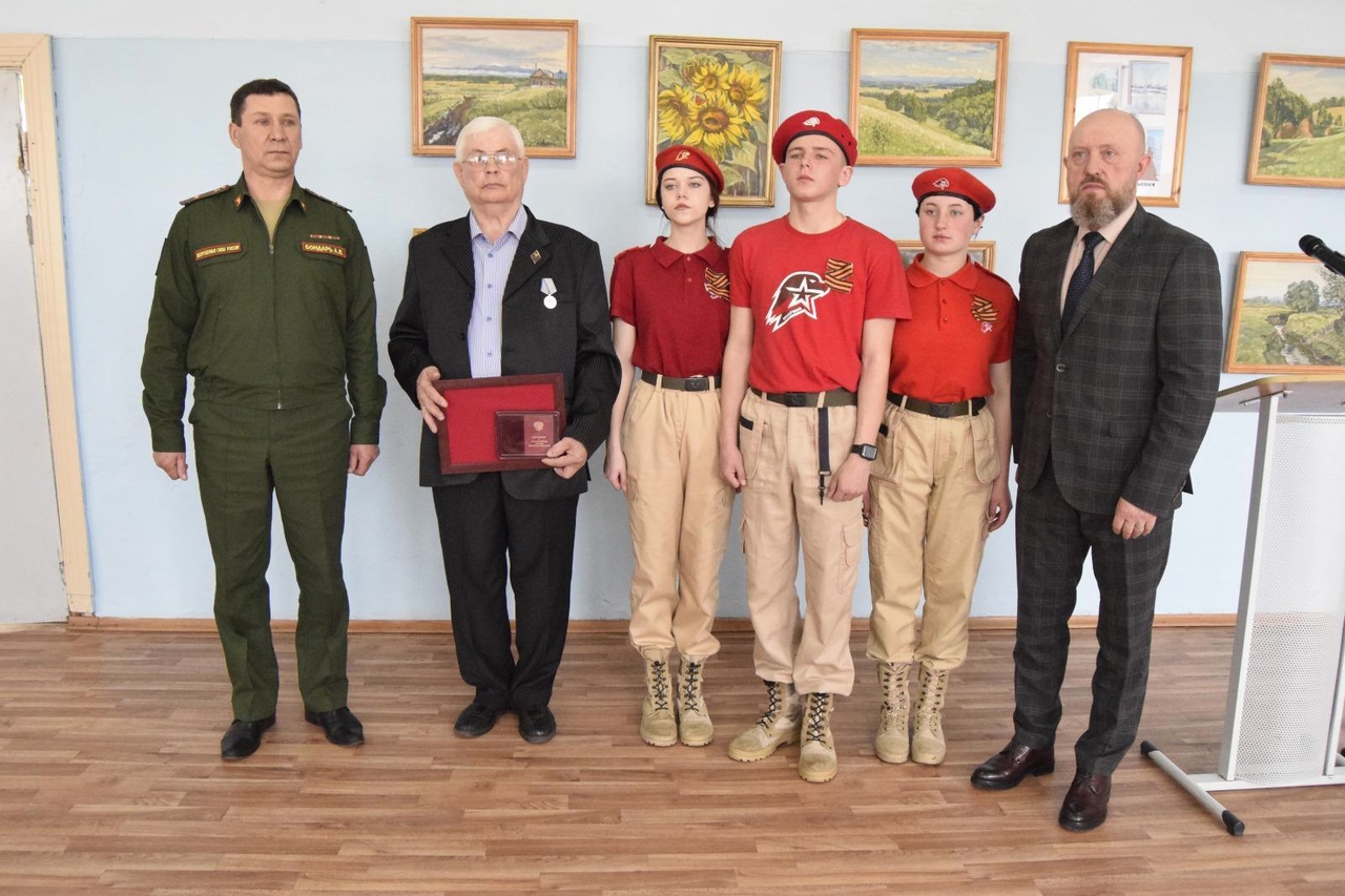 В Красноярском крае 60-летнего добровольца Владимира Бычкова наградили за отвагу