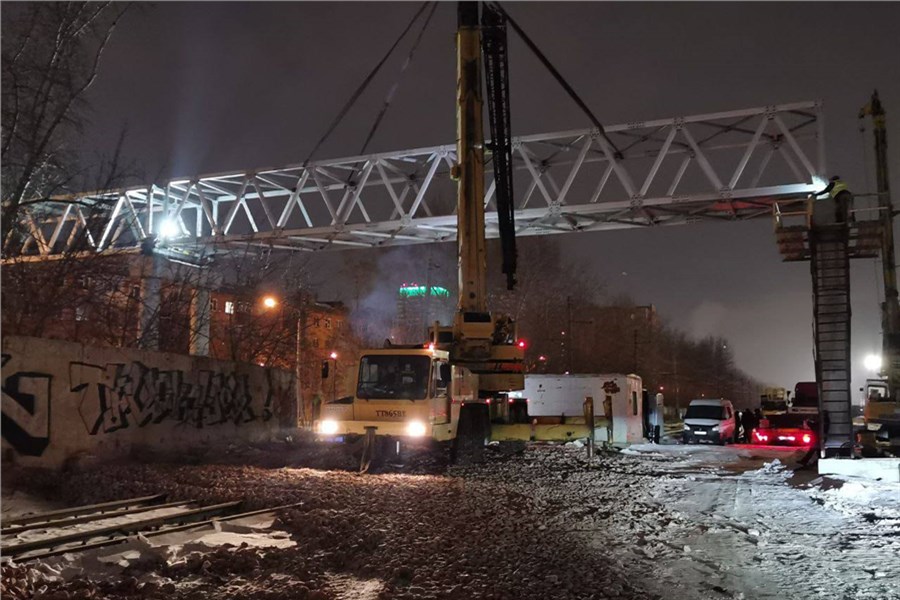 На улице Семафорной в Красноярске установили второй пролет пешеходного виадука