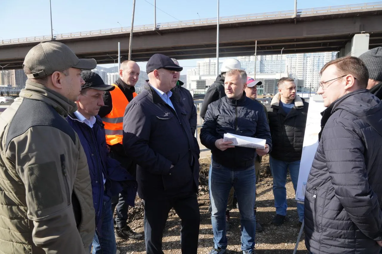 Мэр Красноярска Владислав Логинов проверил ход строительства дороги в Тихих Зорях