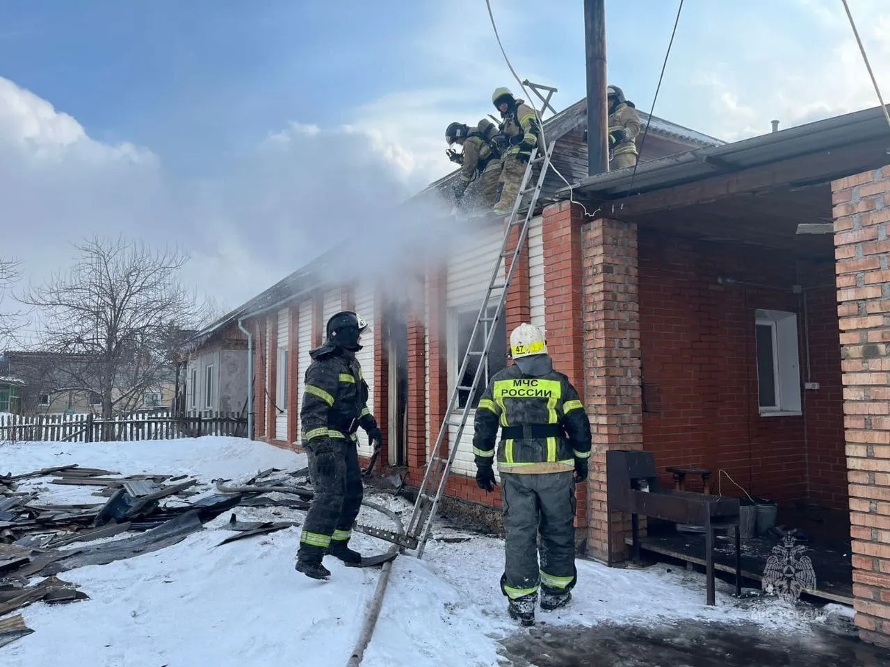 В Красноярском крае внутри горящего дома оказался заперт 9-летний мальчик