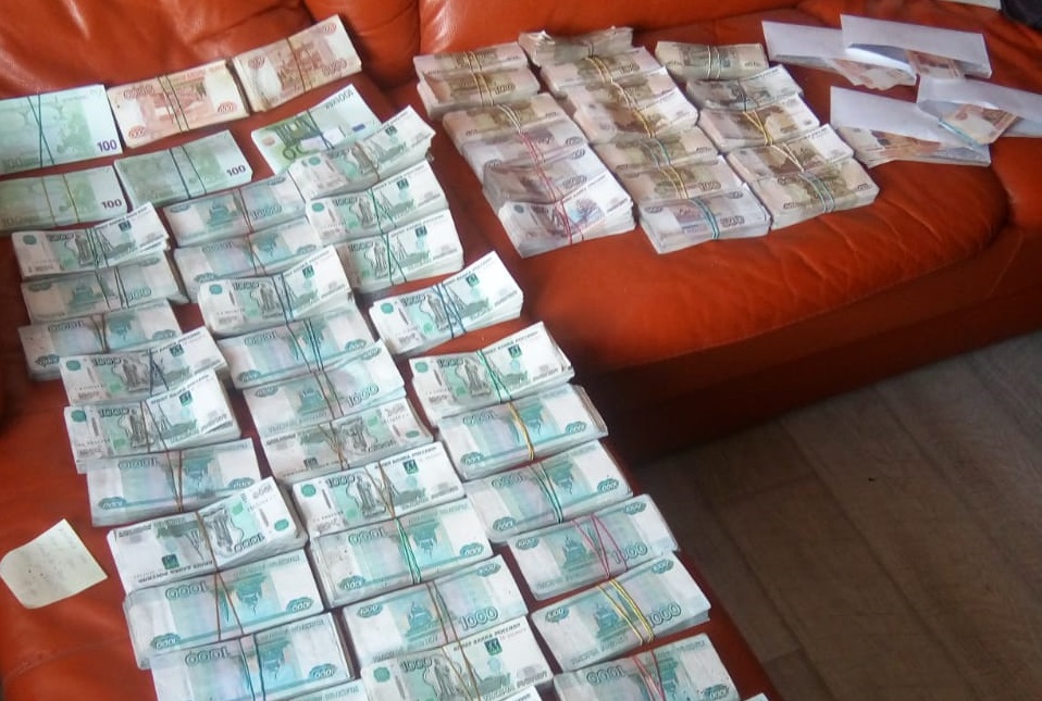 Двух сотрудников налоговой задержали в Красноярске за взятку