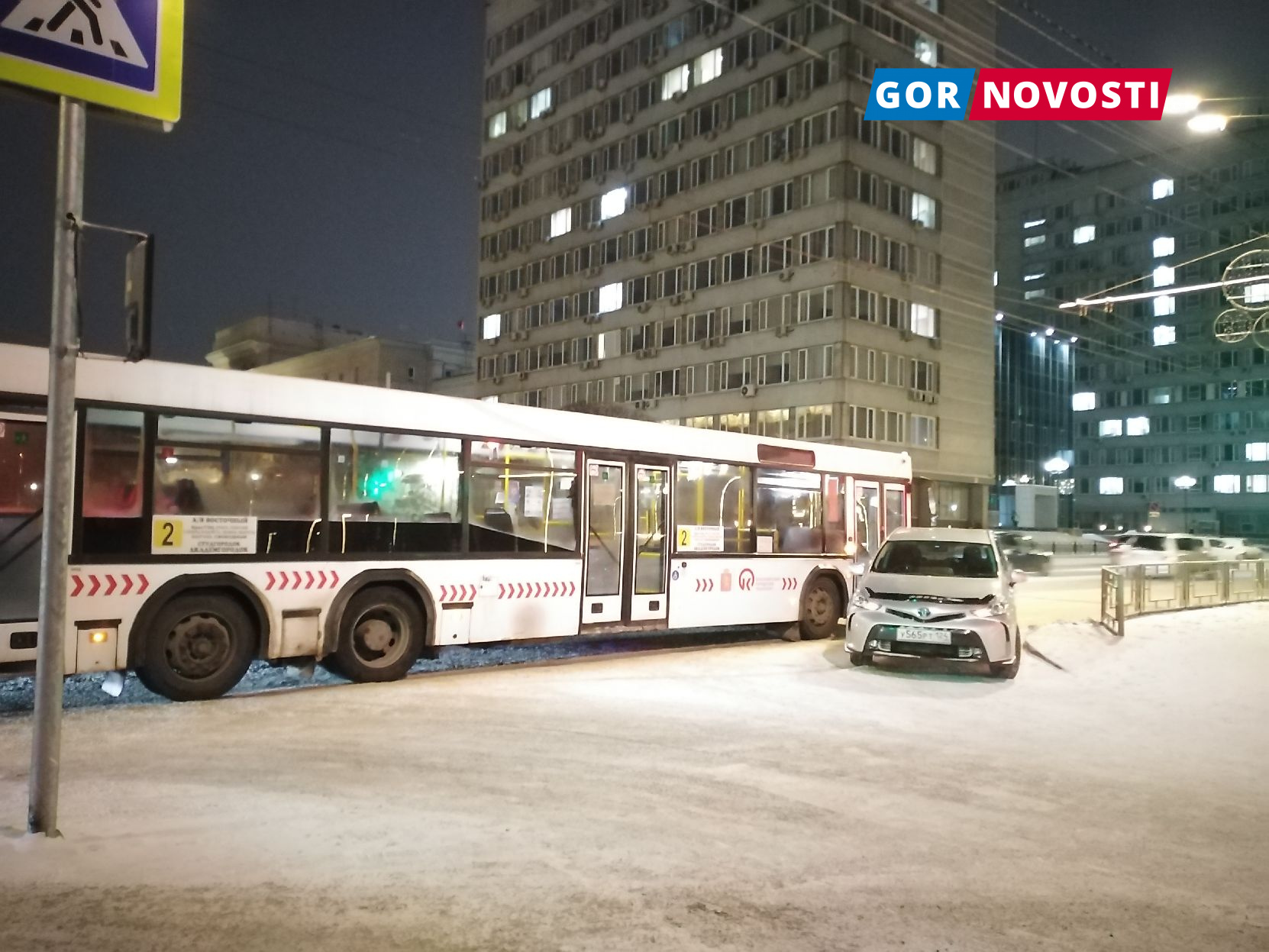 В Красноярске авария перекрыла улицу Обороны