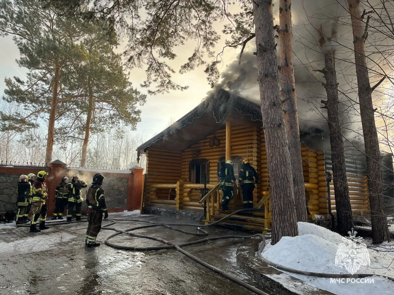 В Красноярске на улице Чистопрудной горят баня и хозяйственная постройка