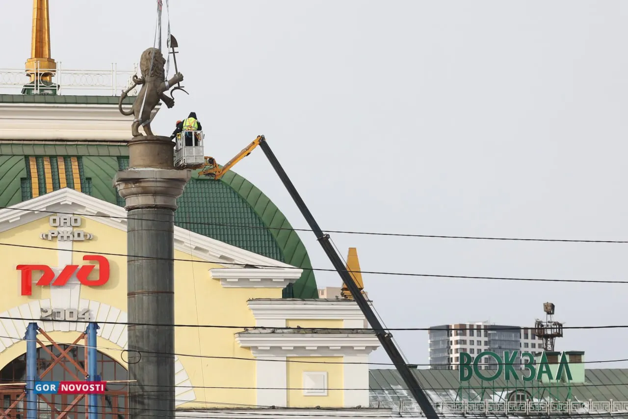 В Красноярске демонтируют скульптуру со львом на привокзальной площади