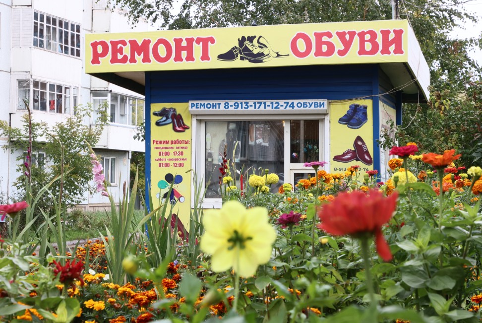 В Красноярске сапожник каждый год разбивает цветник возле мастерской