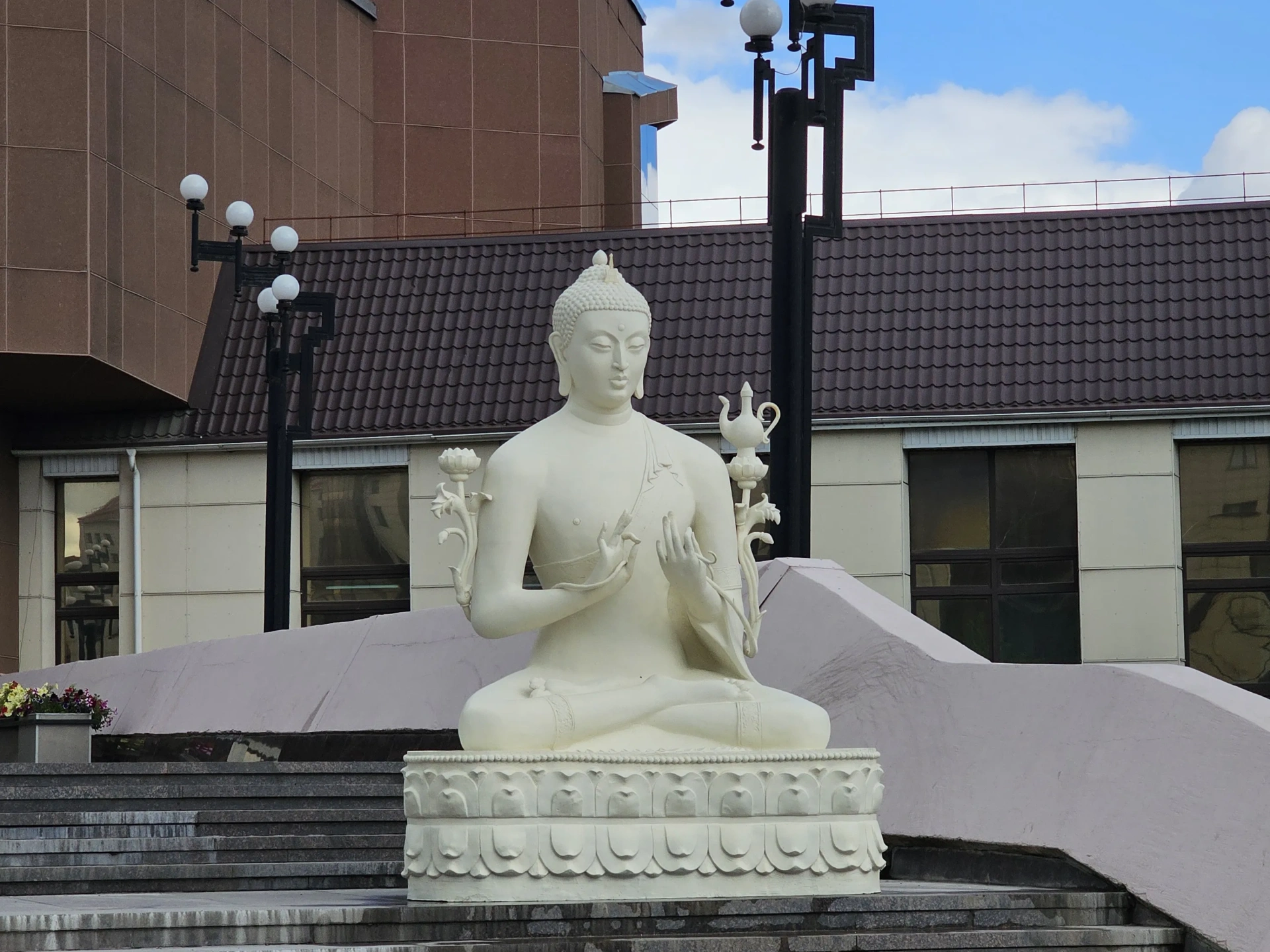 В Красноярске установили скульптуру Будды