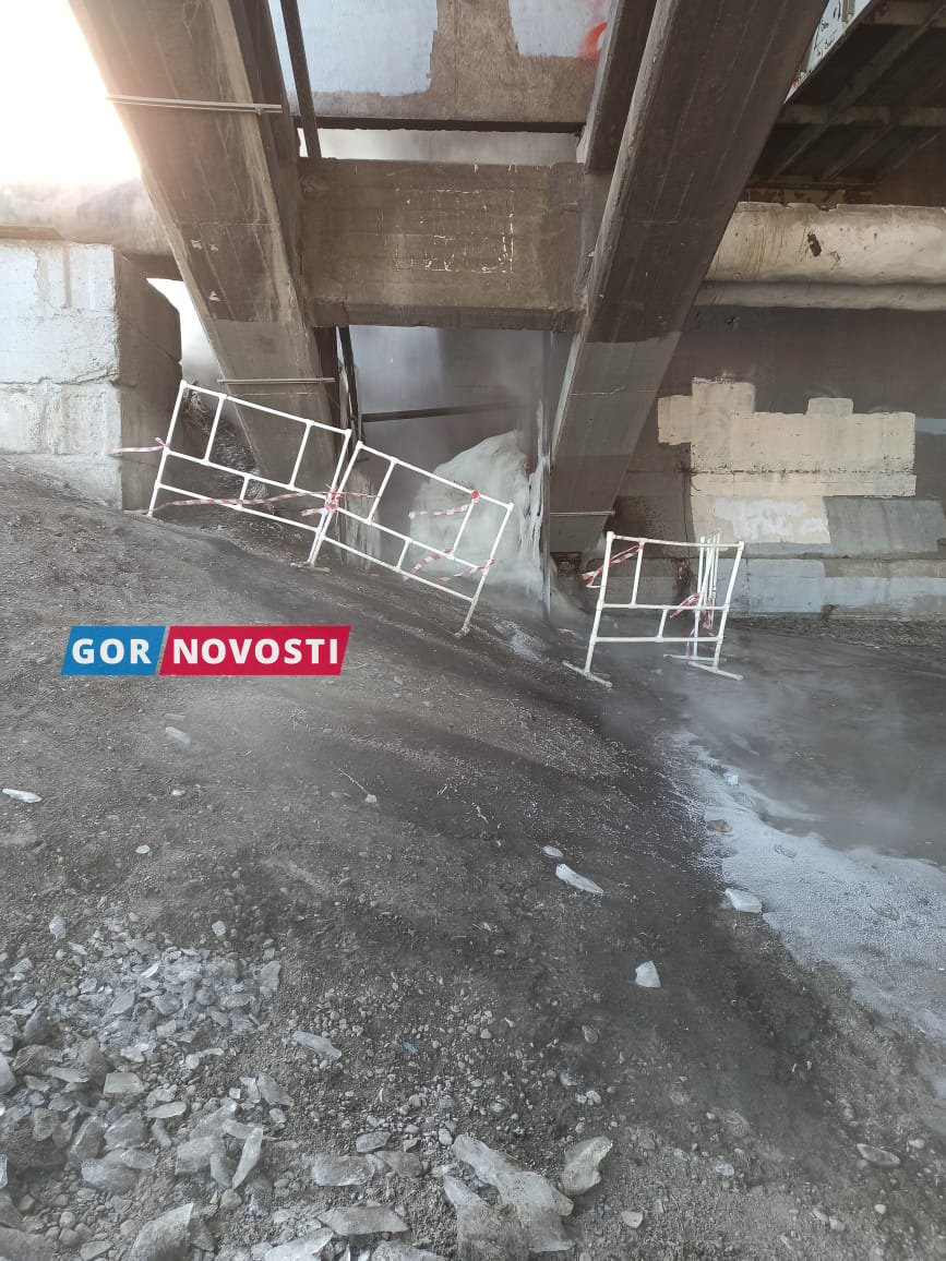 В Красноярске произошел прорыв трубы под Коммунальным мостом