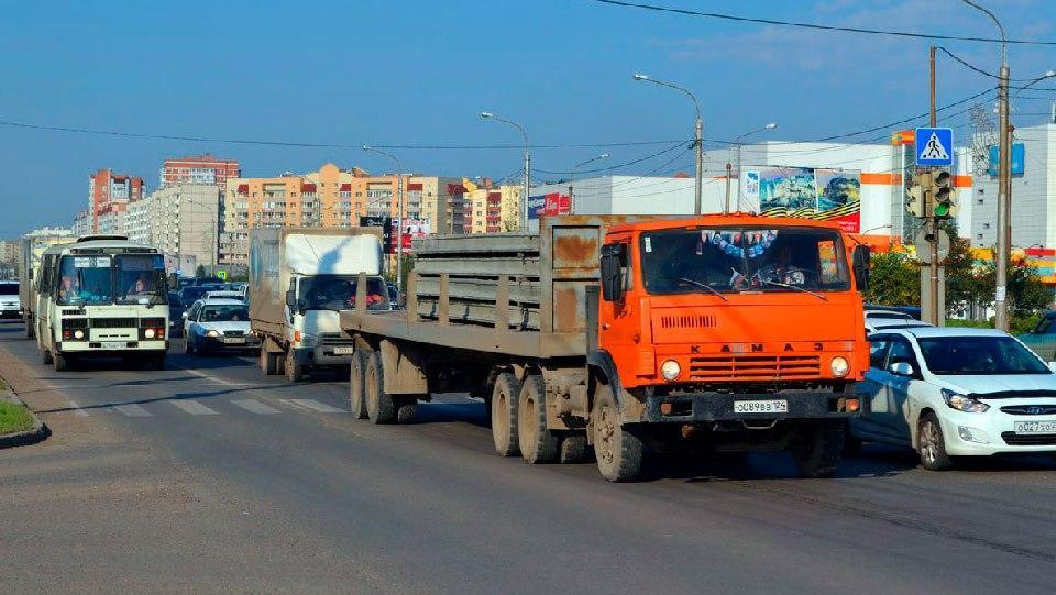У красноярцев интересуются мнением о езде большегрузов по городу