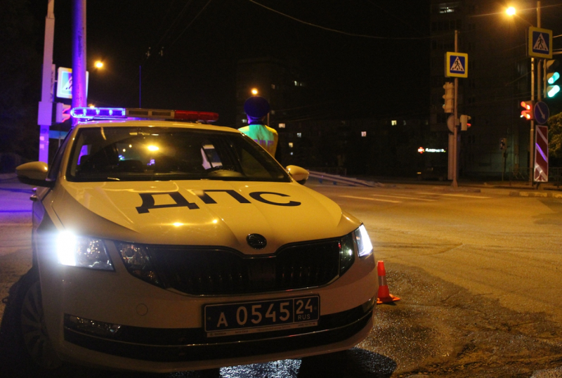 В Лесосибирске два автомобилиста привязали к машине ковер и катали на нем людей