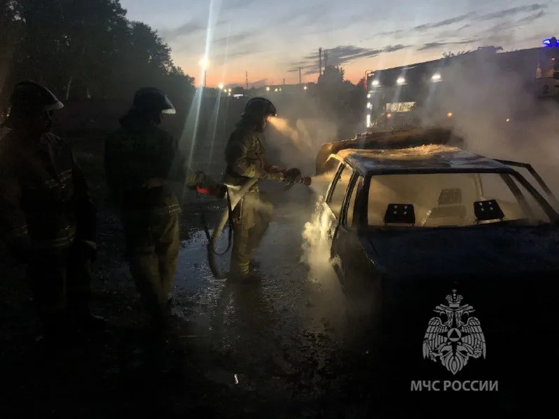 В Красноярске на улице Ширинской ночью подожгли автомобиль