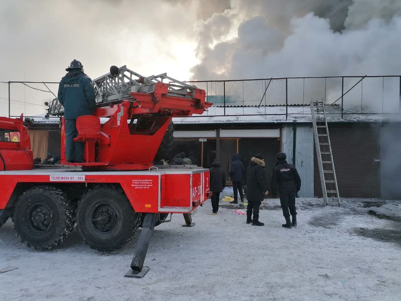 В Красноярске потушили пожар на складе около КрасТЭЦ