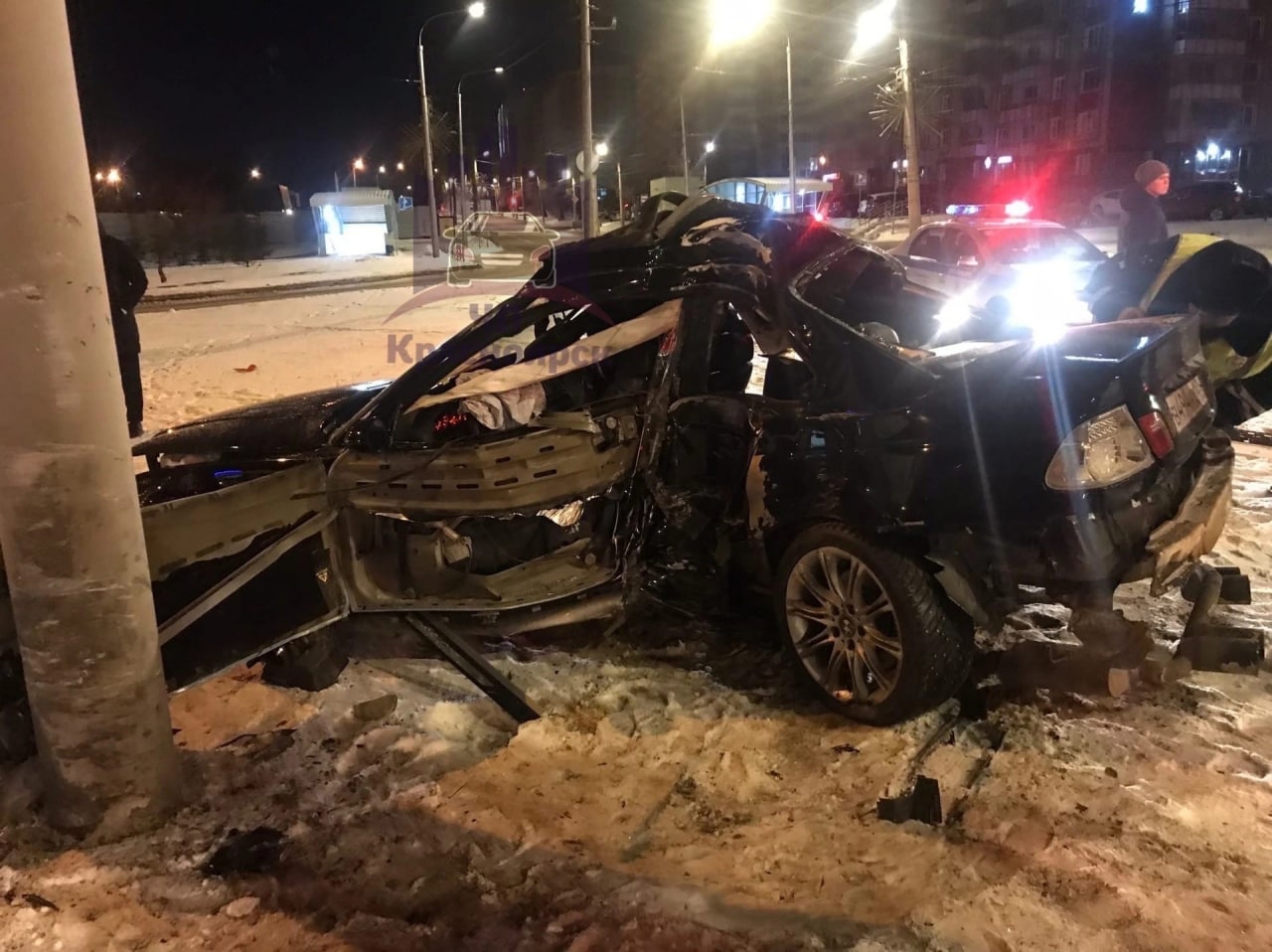 В Красноярске 21-летний водитель BMW промчался по городу и врезался в столб