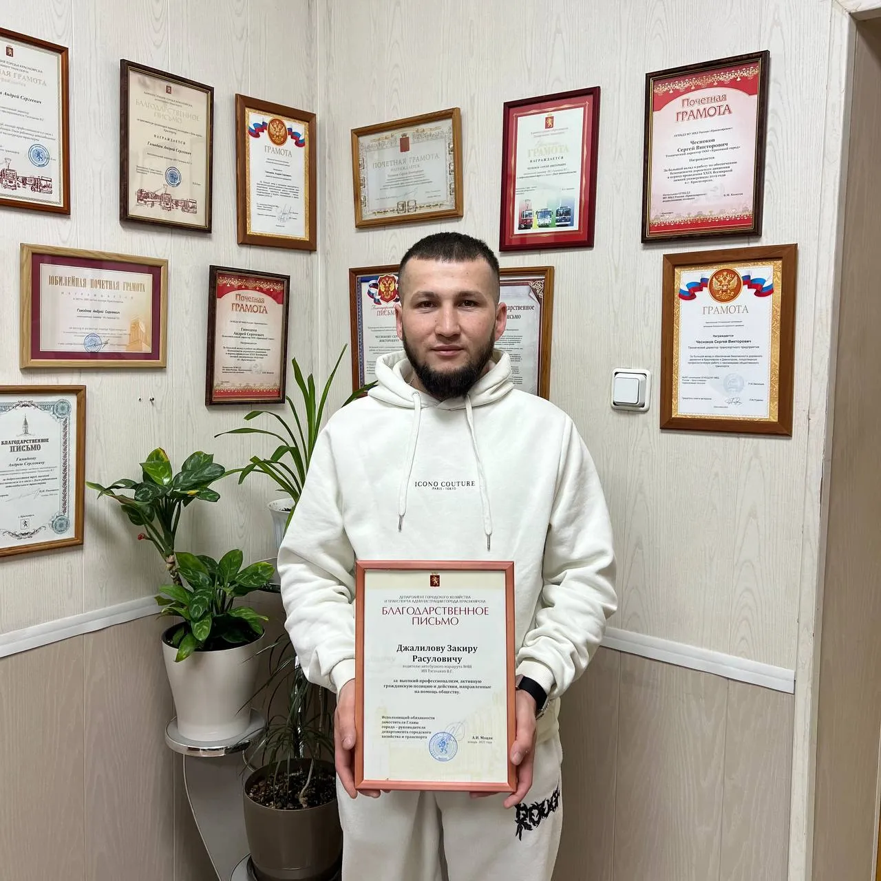 В Красноярске наградили водителя за помощь 8-летнему пассажиру