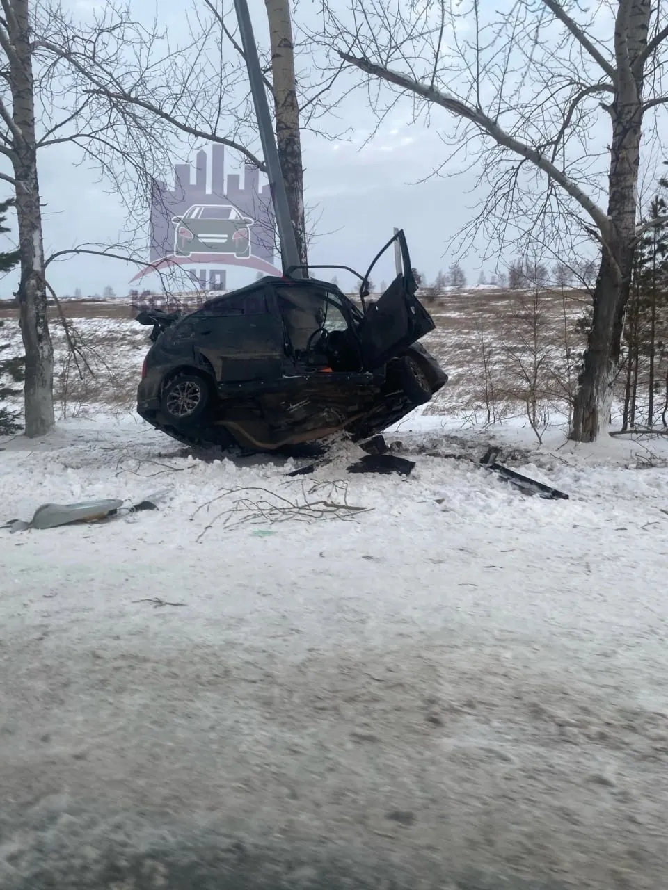 На трассе под Красноярском 38-летний водитель врезался в опору ЛЭП