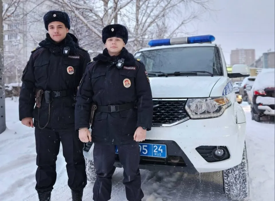 В Красноярске полицейские сняли с дерева мужчину