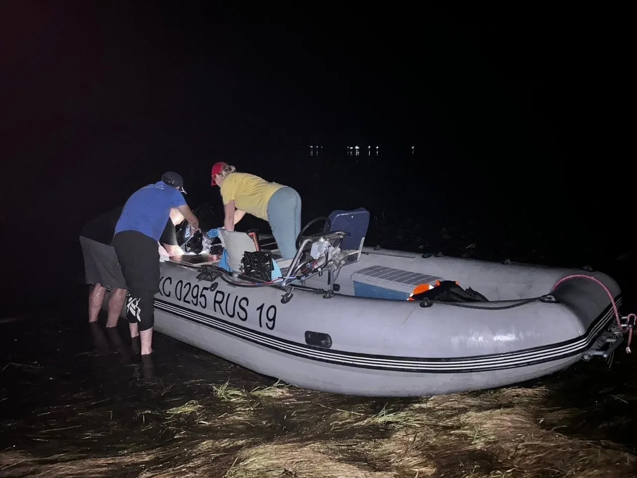 В Красноярском крае супружеская пара застряла на лодке