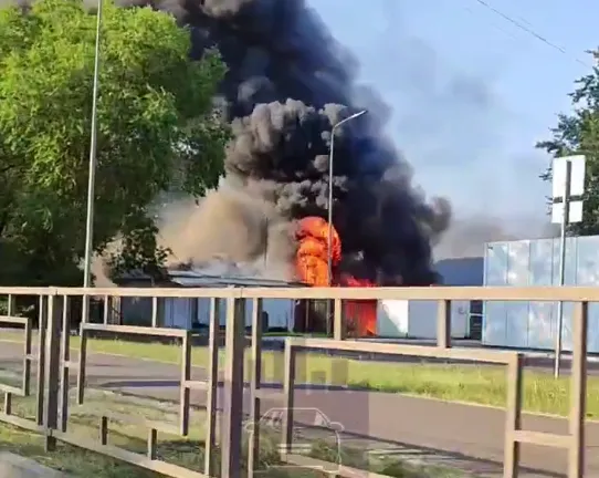 В Красноярске загорелся павильон на Мичурина