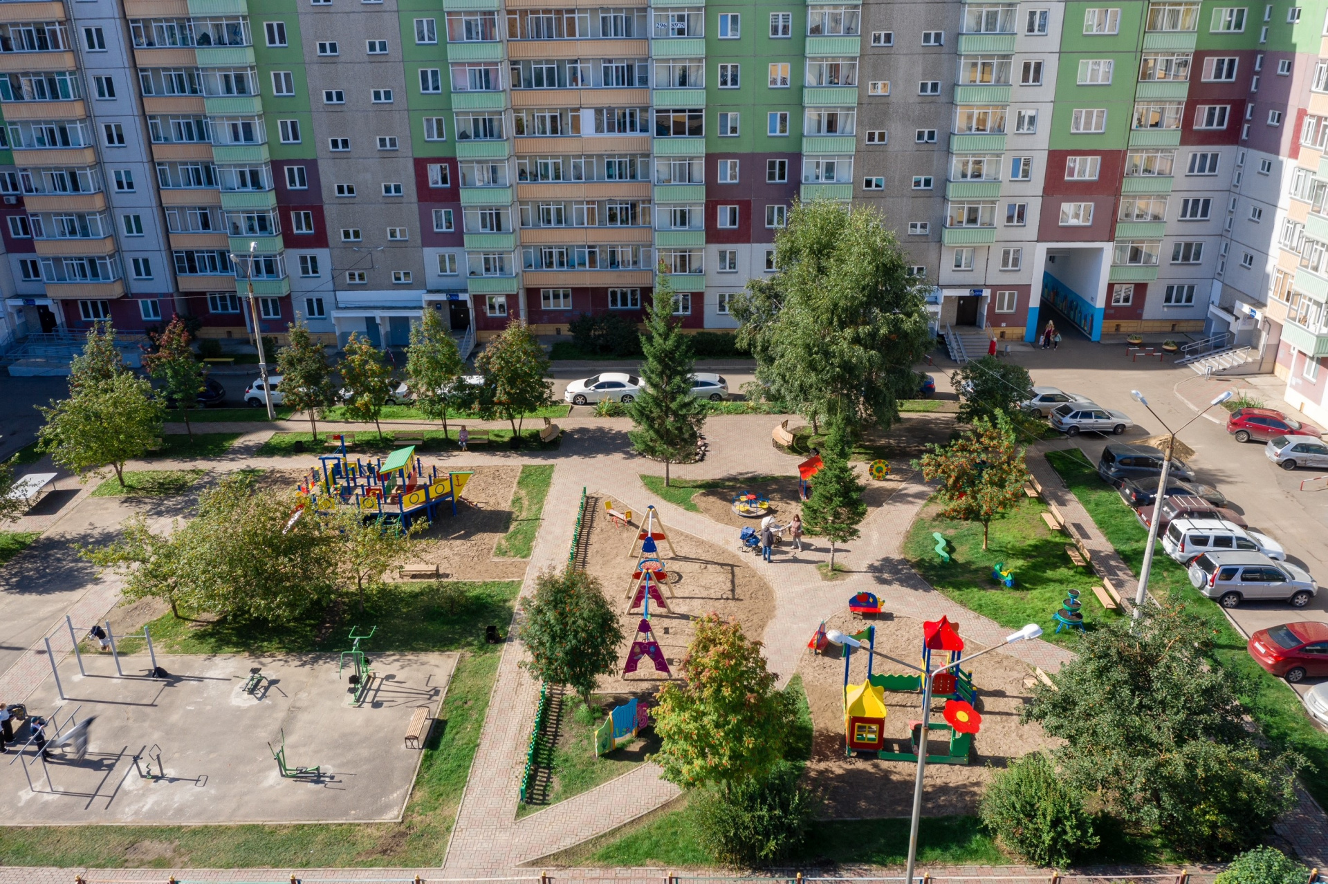 В Советском районе Красноярска продолжается благоустройство дворов при поддержке РУСАЛа