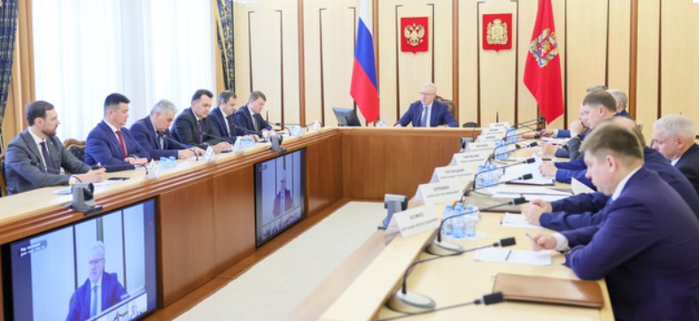 Губернатор Красноярского края Александр Усс поручил подготовить предложения по повышению зарплат бюджетникам