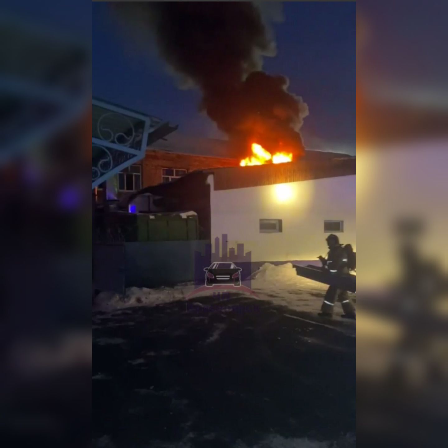 В Красноярске загорелось административное здание на улице Советской