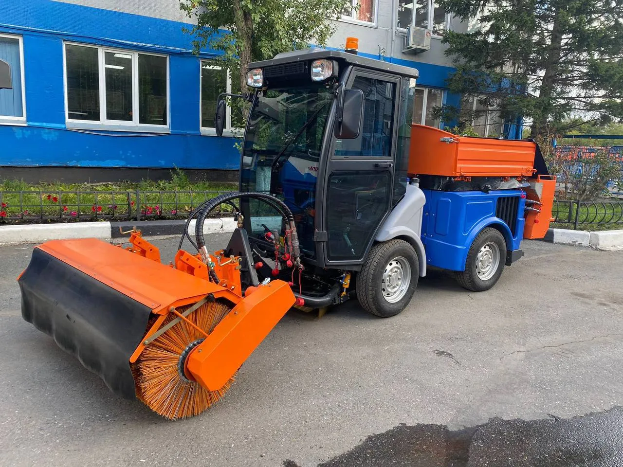 В Красноярске улицы убирают с помощью новой техники