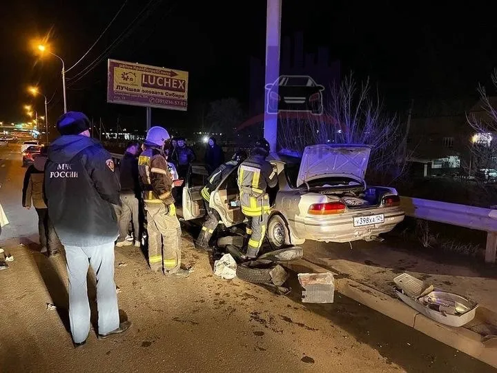 Красноярка не справилась с управлением автомобилем, врезалась в столб и погибла