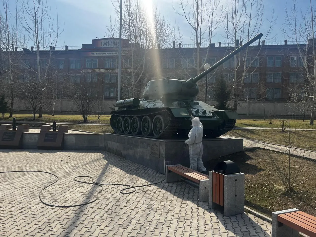 В Красноярске красят памятники ко Дню Победы