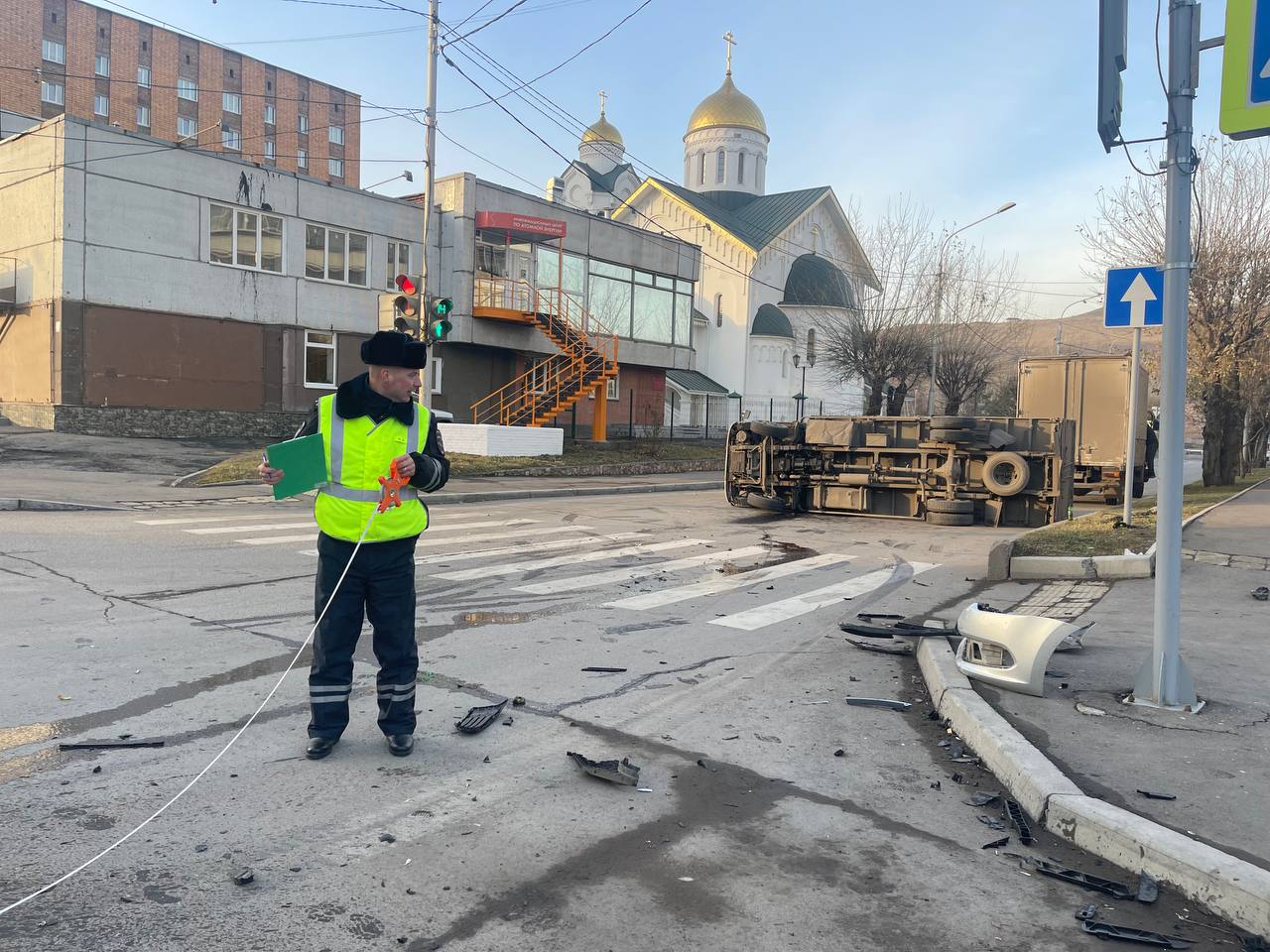 В центре Красноярска перевернулся грузовик