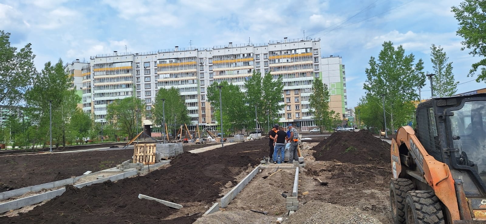 Работы в сквере на месте бывшего Казачьего рынка.
дгх
