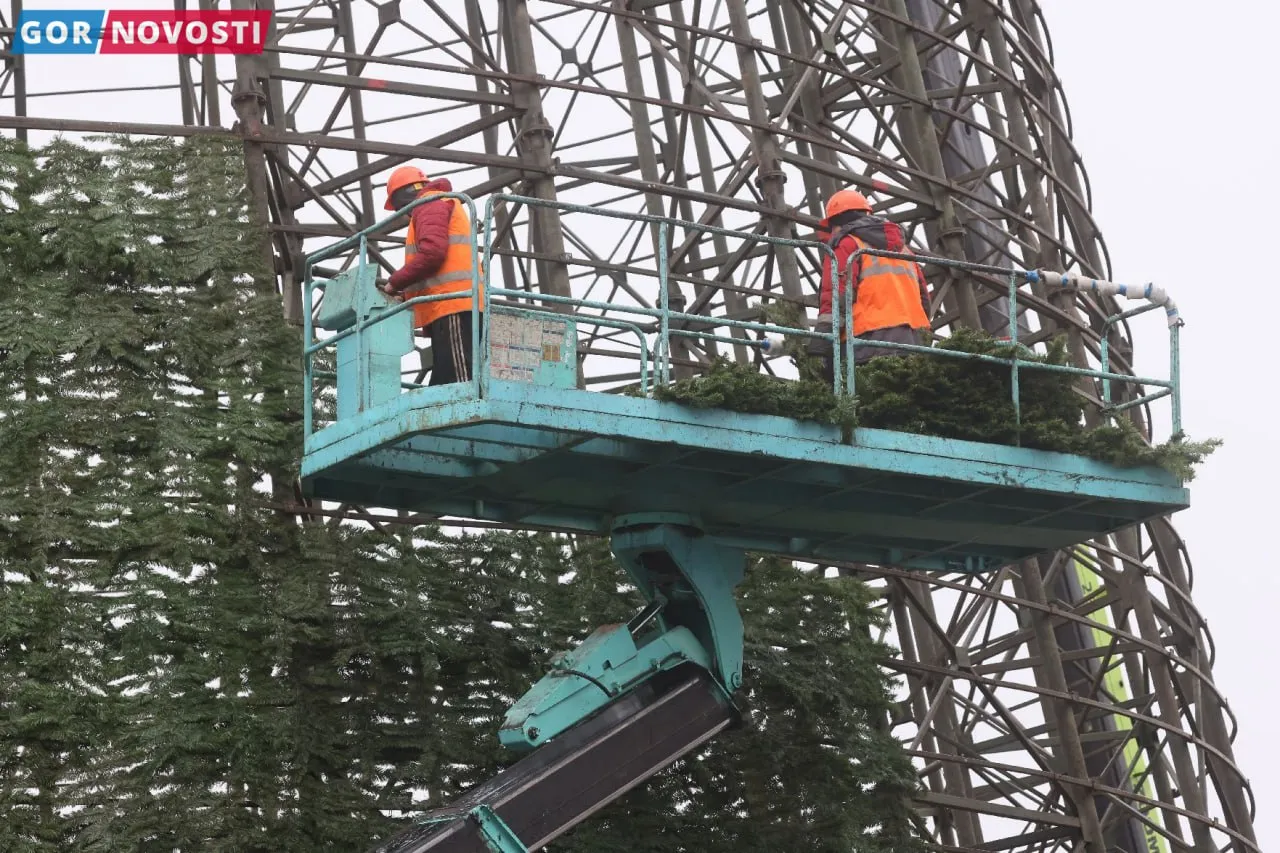 В Красноярске на главную городскую ёлку установили верхушку и звезду
