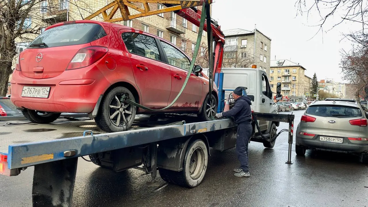 В центре Красноярска продолжают эвакуировать автомобили