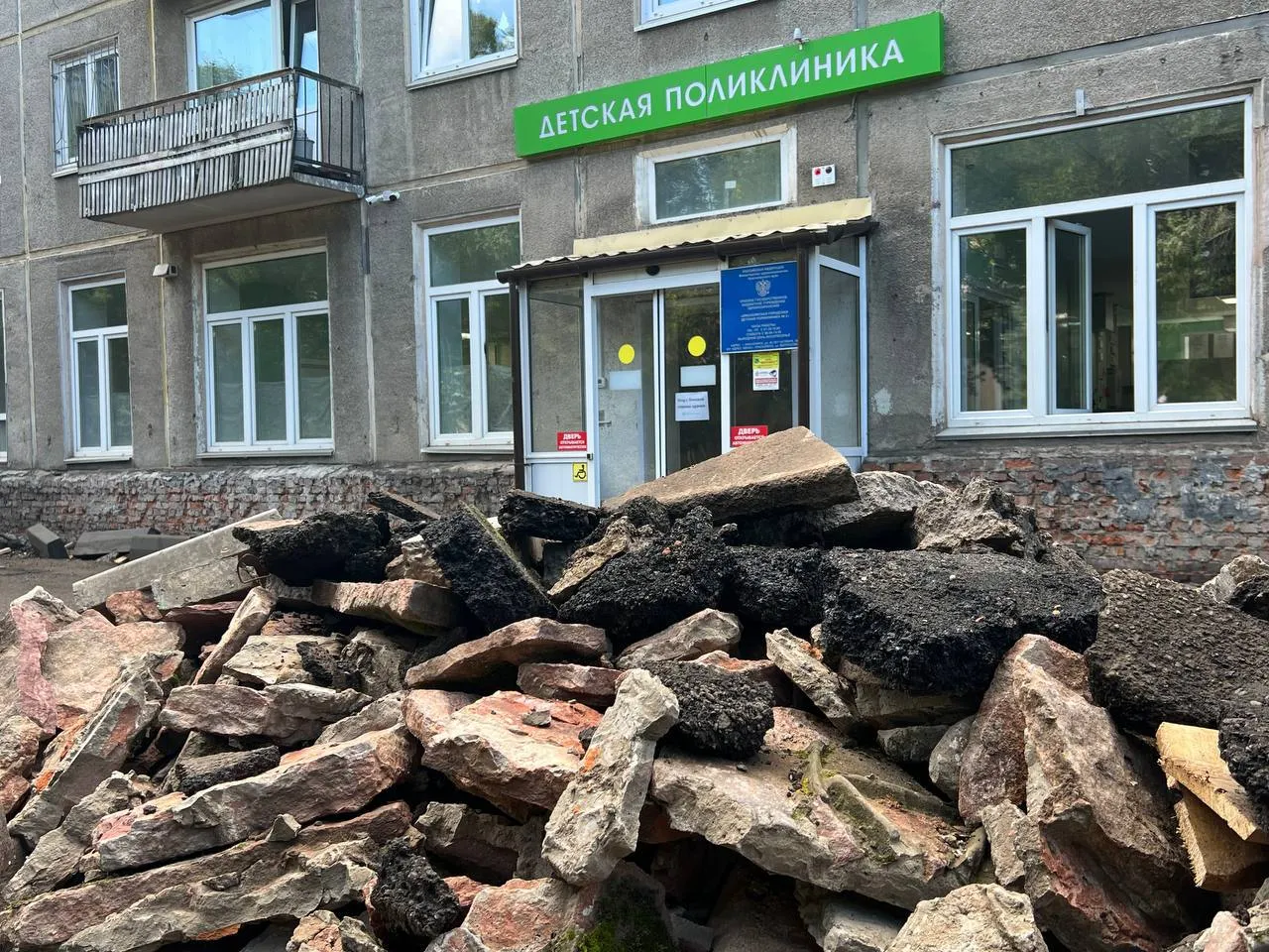 В Красноярске рядом с поликлиникой на 60 лет Октября расширят парковку
