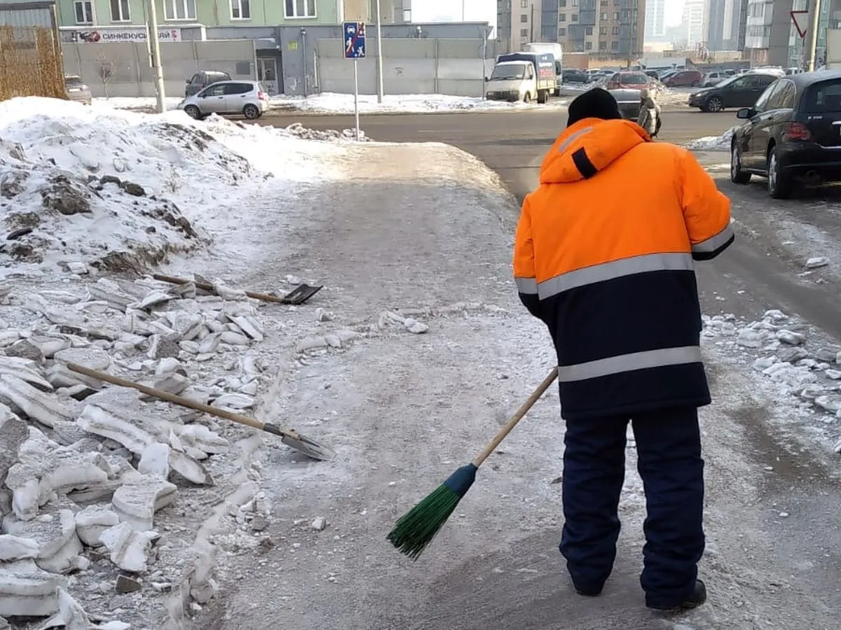 В Центральном районе Красноярска от снега и льда очистили 36 лестниц