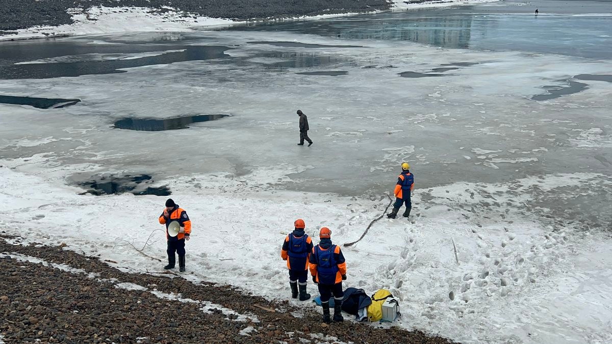 На севере Красноярского края под лед вместе со снегоходом ушел мужчина