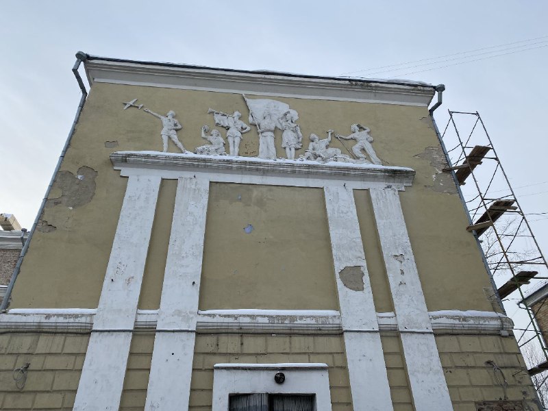 В Красноярске горельеф школы №21 на Свободном сохранят и отреставрируют