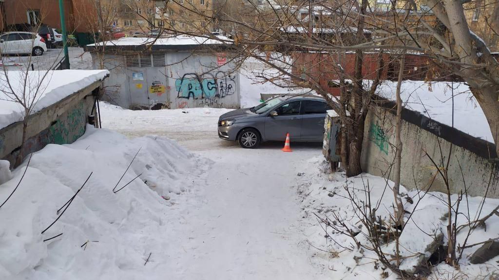В Красноярске 10-летняя девочка скатилась со стихийной горки прямо под колеса автомобиля