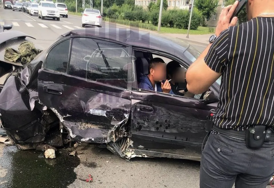 В Красноярске пьяный водитель без прав устроил аварию с пострадавшими на улице Павлова