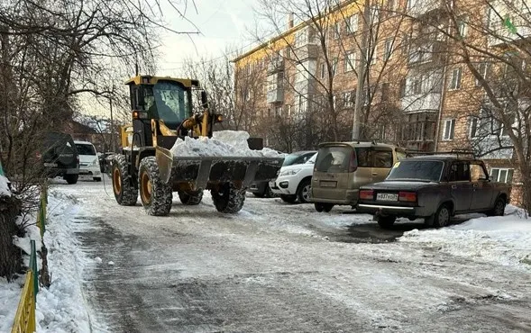 Администрация Октябрьского района контролирует уборку дворов