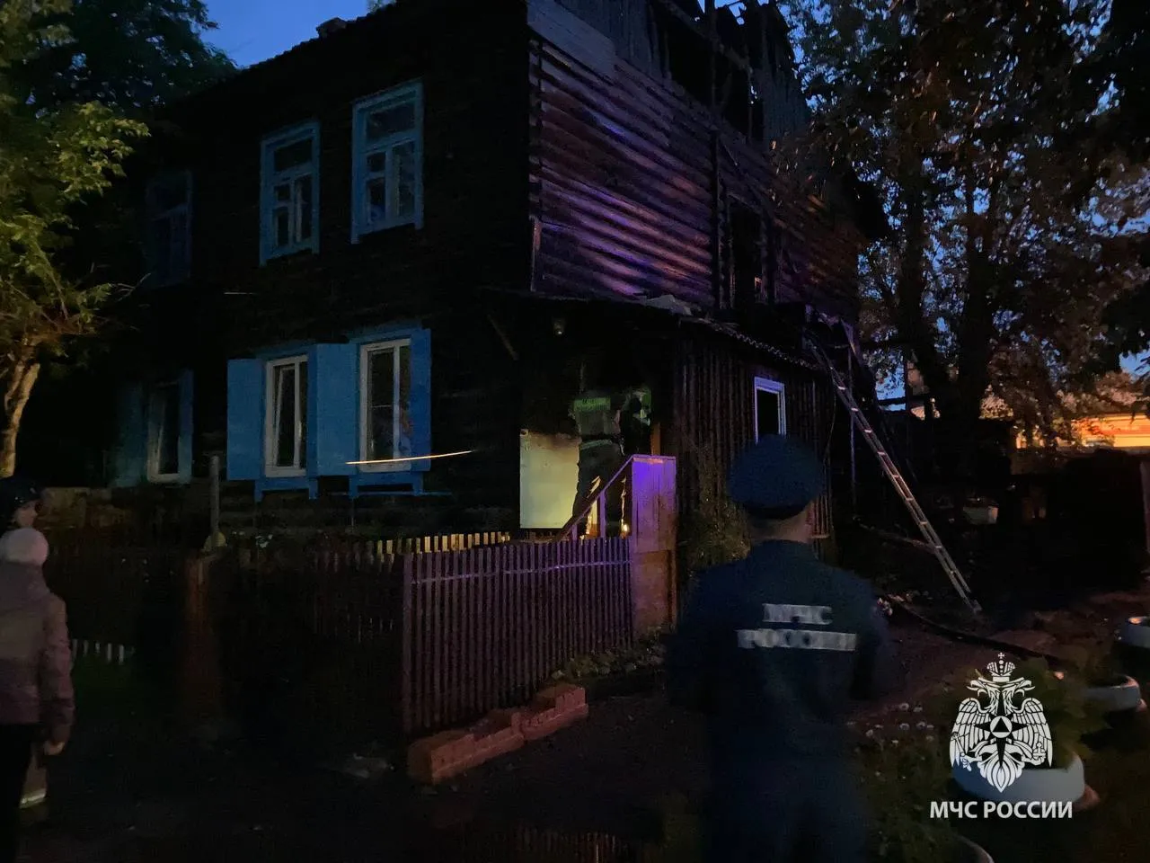 В Красноярске неизвестные подожгли двухэтажный жилой дом на Туруханской