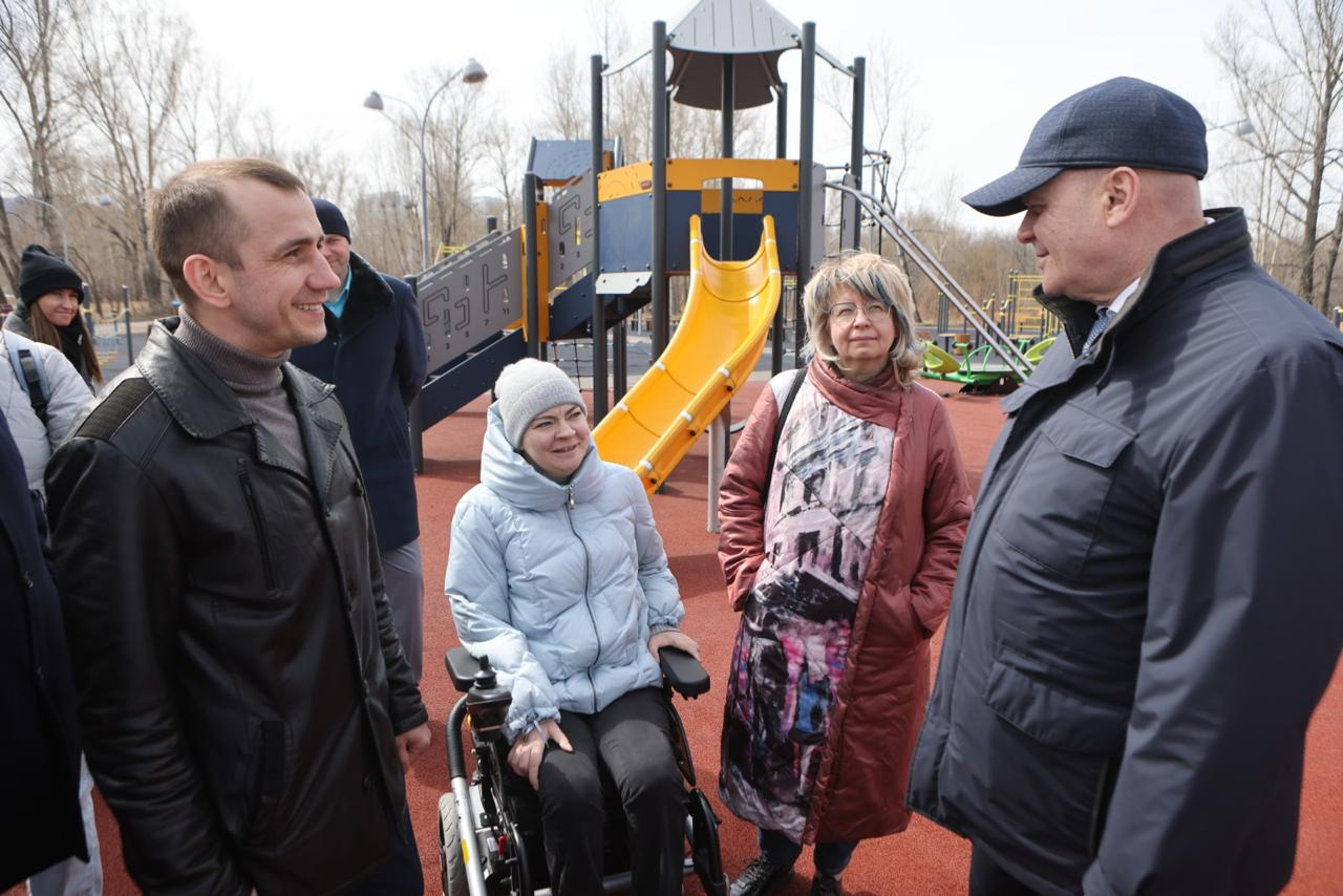 На острове Отдыха в Красноярске построили первый в городе инклюзивный парк
