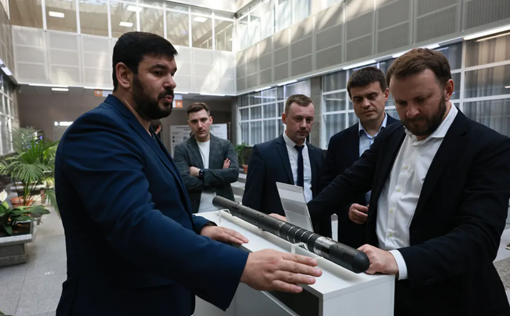 Врио губернатора Михаил Котюков познакомил помощника президента Максима Орешкина с проектами СФУ