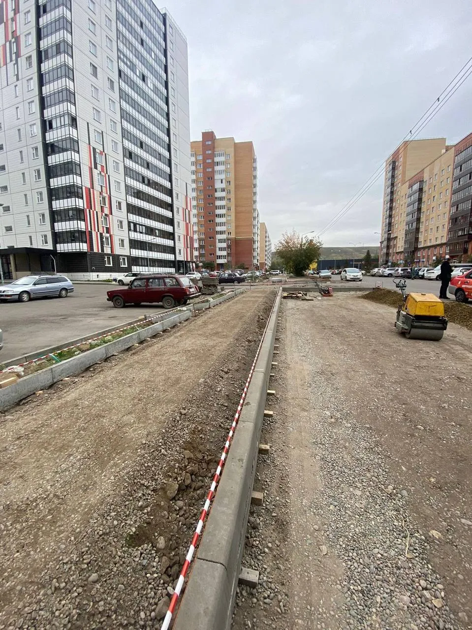 В Красноярске ремонтируют тротуары на улице Апрельской