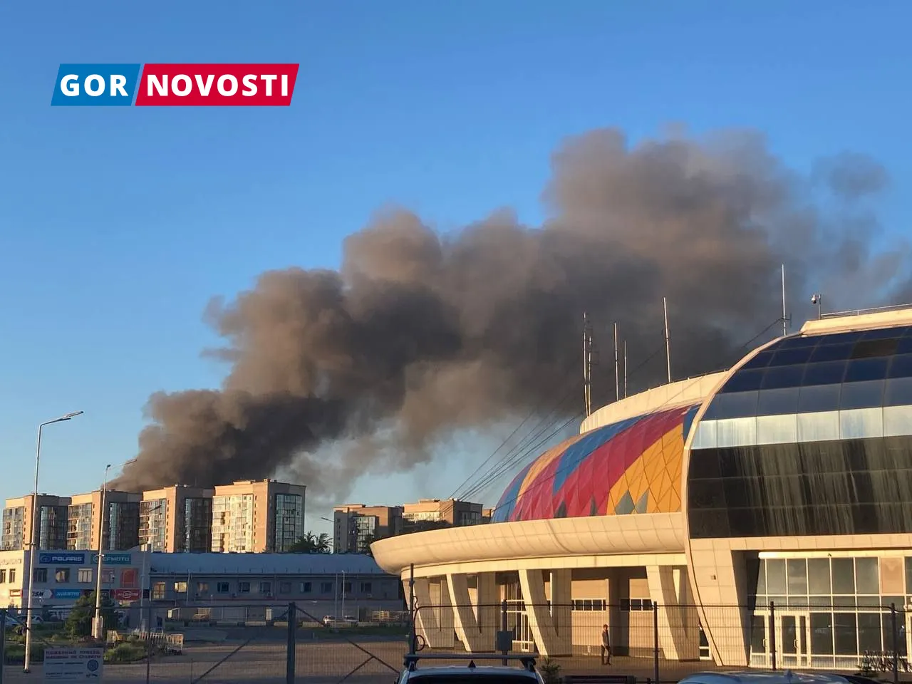 В Красноярске на площади 700 кв. метров горит заброшенное здание на Малиновского