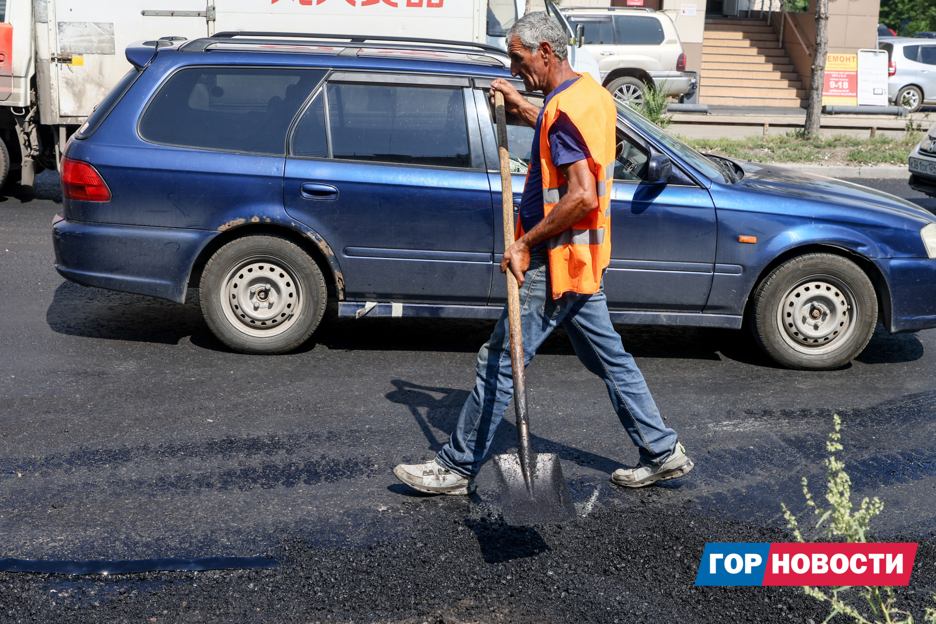 В Красноярске на улице 3-ей Пионеров начали асфальтировать дорогу к новой школе