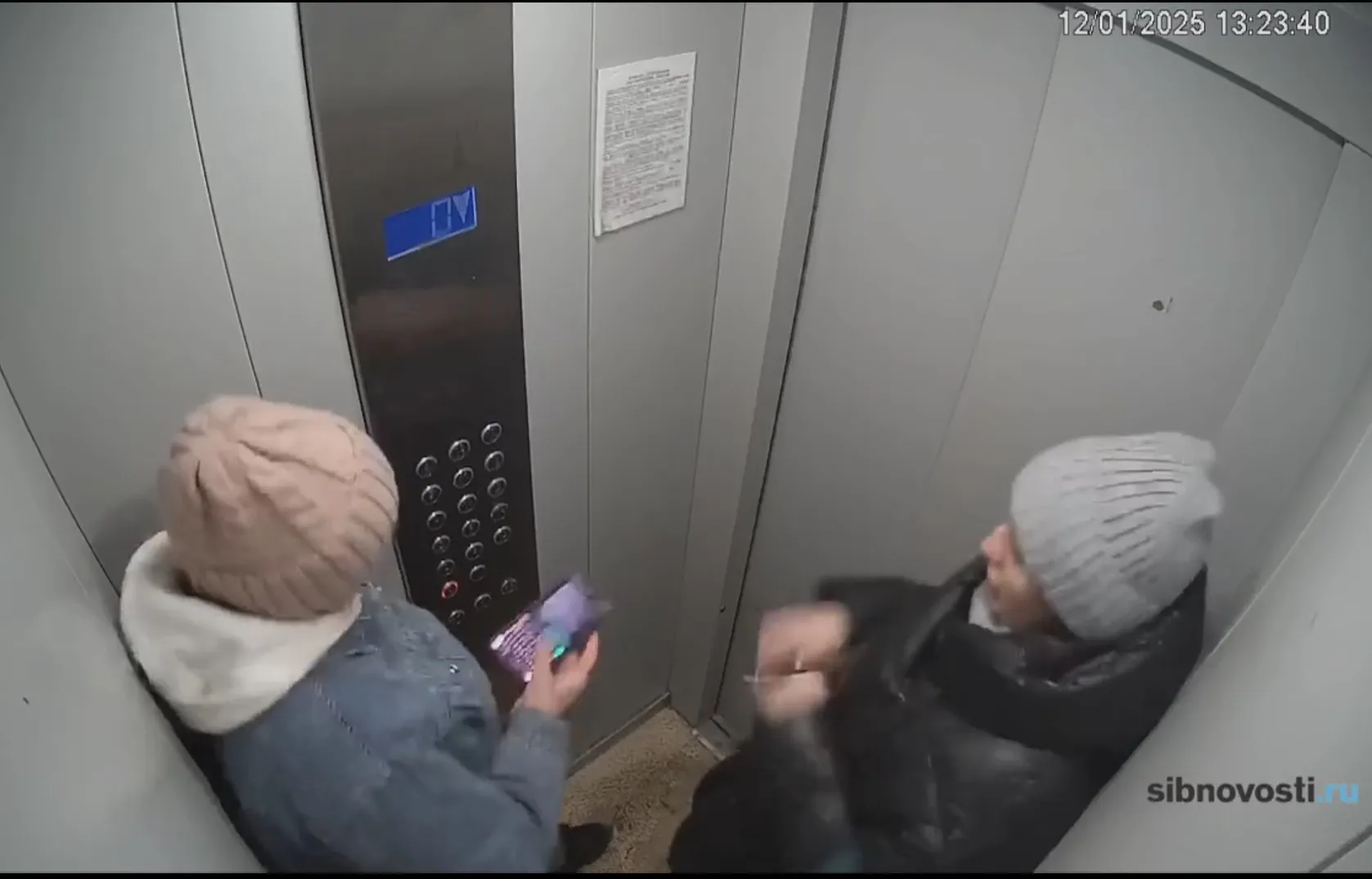 В Красноярске правоохранительные органы проверят жалобу на падение лифта