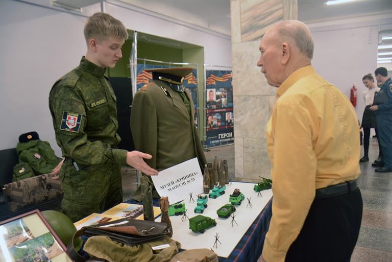 В Ленинском районе Красноярска отметили предстоящий День защитника Отечества