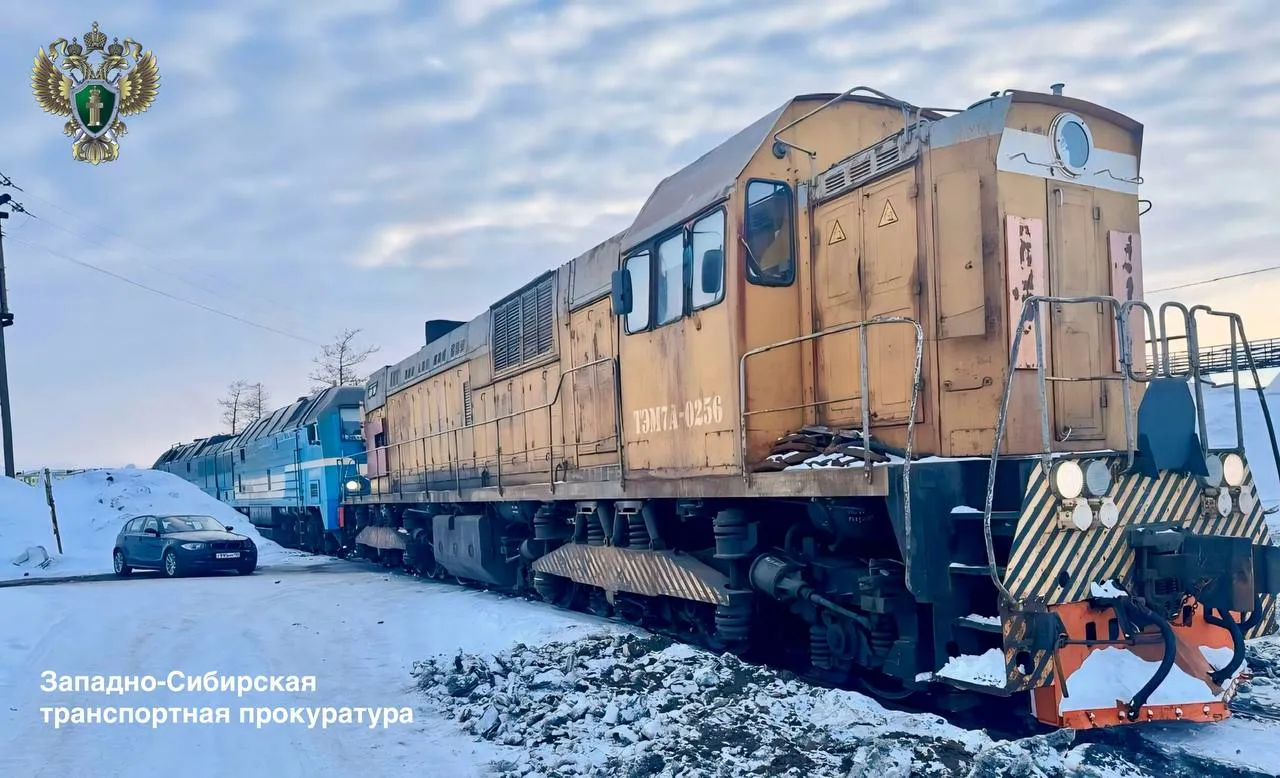На севере Красноярского края тепловоз столкнулся с автомобилем на ж.д.-переезде